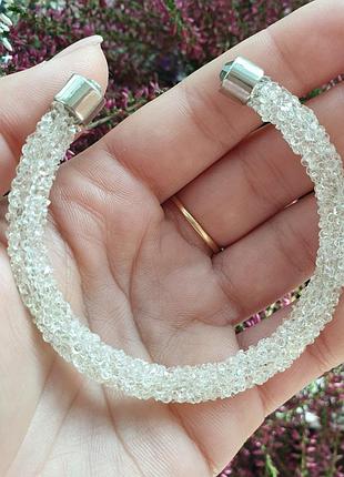 Браслет на руку белый