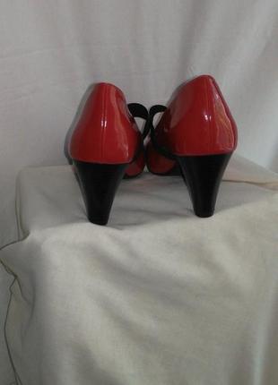 Гарні фірмові лакові туфельки яскраво червоного кольору (made in vietnam )