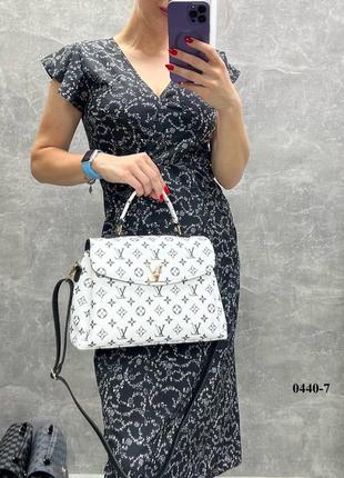 Женская сумка в стиле луи виттон с ручкой белая черная коричневая в клетку с брендовым принтом10 фото