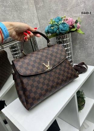 Женская сумка в стиле луи виттон с ручкой белая черная коричневая в клетку с брендовым принтом7 фото