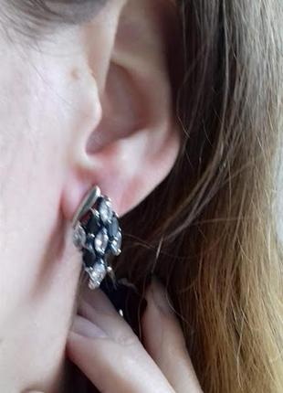 Серебряные серьги с черно-белыми камнями ирида