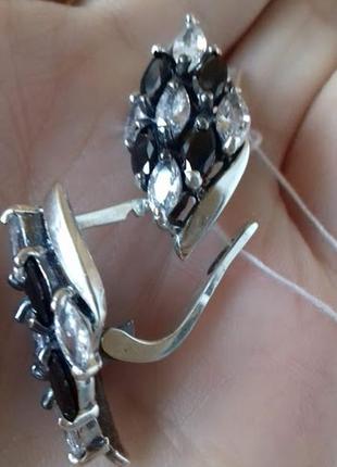 Серебряные серьги с черно-белыми камнями ирида