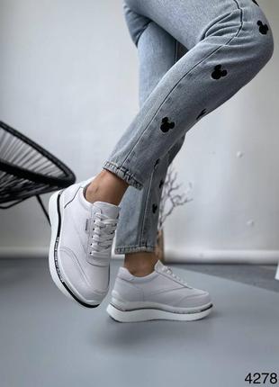 Белые женские кроссовки.2 фото