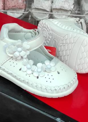 Белые туфли пинетки для девочки с цветочками8 фото