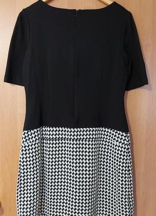 Классическое черно-белое платье с заниженным декоративным поясом с пряжкой2 фото