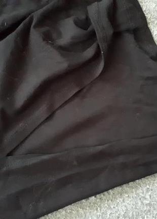 Черное трикотажное платье с солнечником и разрезами3 фото