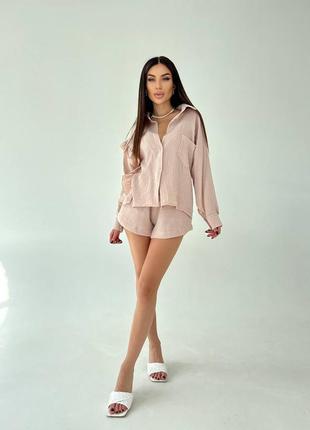 Женский костюм муслиновый летний из натуральной ткани свободного кроя оверсайз рубашка с воланом и + шорты розовый беж9 фото