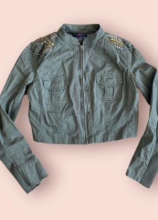 Стильная укороченная куртка вышита пайетками и цепочками хаки1 фото