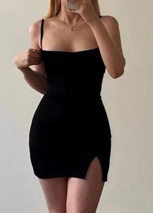 Базовое черное мини платье с разрезом на ножке💕