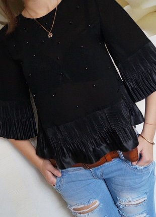 Блузочка из тонкого шелка,отделка нашивными бусинами,плиссированная атласная оборка