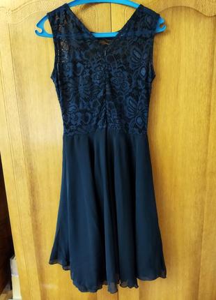 Темно-синее платье без рукавов с кружевом и поясом2 фото