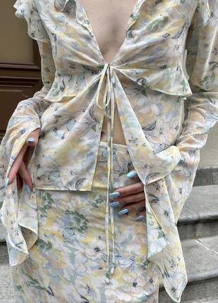Жіночий весняно-літній костюм з шифону, максі-спідниця і блузка з воланами.3 фото