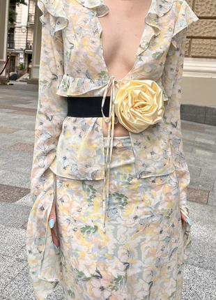 Жіночий весняно-літній костюм з шифону, максі-спідниця і блузка з воланами.6 фото