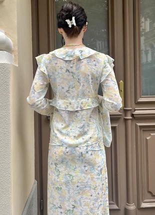 Жіночий весняно-літній костюм з шифону, максі-спідниця і блузка з воланами.7 фото