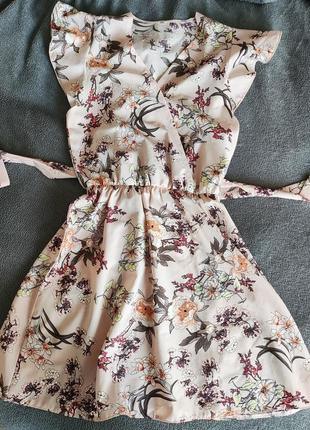 Платье в цветочек с поясом