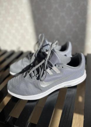 Серые кроссовки nike