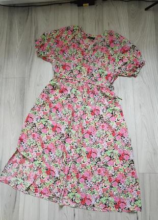 Яскрава сукня