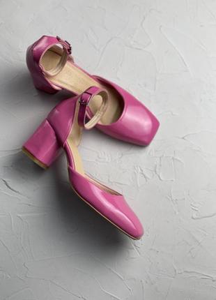Розовые кожаные лаковые туфли босоножки с квадратным закрытым носом пяткой1 фото