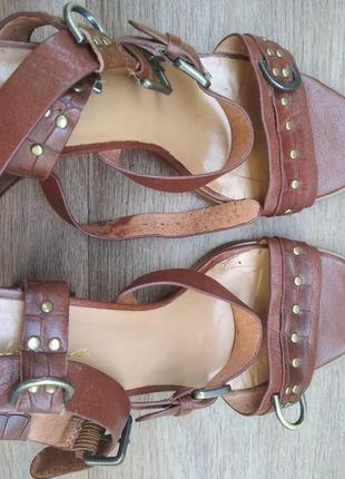 Кожаные босоножки на каблуке миратон2 фото