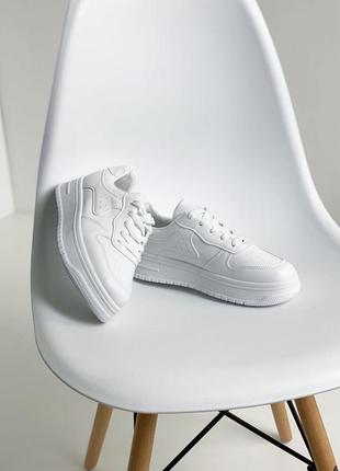 Белые базовые летние кроссовки на платформе тренд 20232 фото