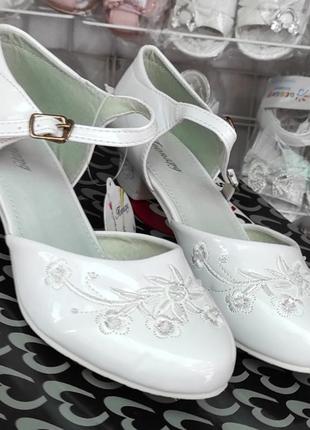 Белые лаковые туфли на каблуке для девочки под платье, праздничные, школьные2 фото