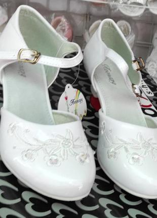 Белые лаковые туфли на каблуке для девочки под платье, праздничные, школьные1 фото