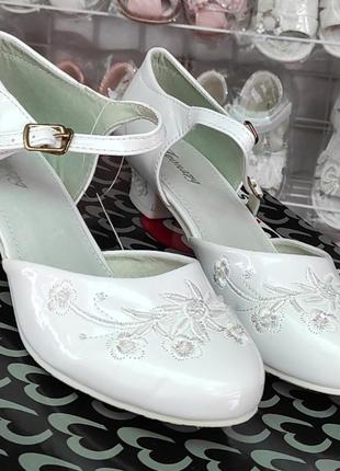 Белые лаковые туфли на каблуке для девочки под платье, праздничные, школьные5 фото