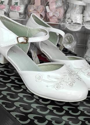 Белые лаковые туфли на каблуке для девочки под платье, праздничные, школьные7 фото