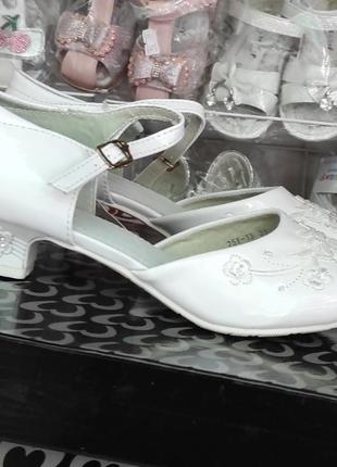 Белые лаковые туфли на каблуке для девочки под платье, праздничные, школьные9 фото