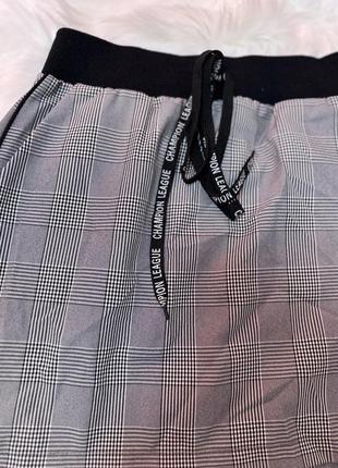 Женская мини-юбка в школьном стиле в клетку2 фото