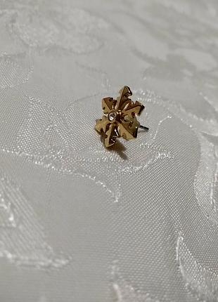 Одиночная серьга в золотом цвете