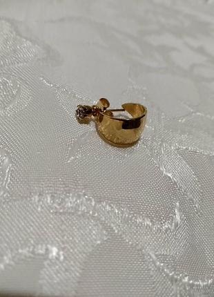 Одиночная серьга в золотом цвете