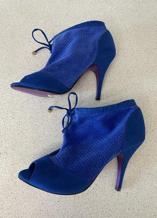 Сині туфлі на підборах