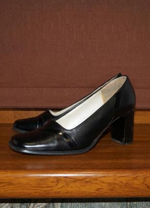 Красивые женские туфли на устойчивом каблуке