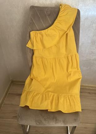 Желтое яркое платье на одно плечо
