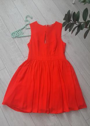 Яскрава сукня