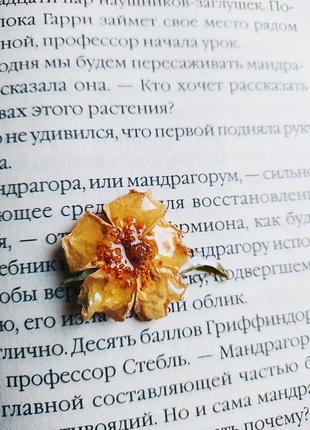 Брош з епоксидної смоли квітка