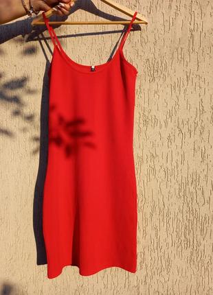 Червоне обтягуюче плаття  в рубчик на тонких бретелях2 фото