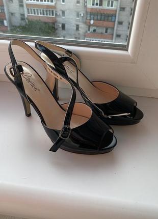 Босоніжки чорні лакові 38