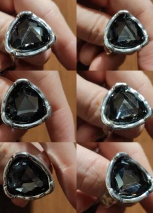 Массивное серебристое кольцо с зеленью черным каменом серебристое кольцо черное9 фото