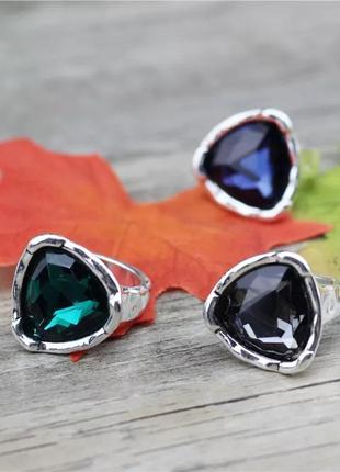 Массивное серебристое кольцо с зеленью черным каменом серебристое кольцо черное