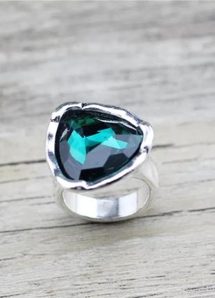 Массивное серебристое кольцо с зеленью черным каменом серебристое кольцо черное3 фото