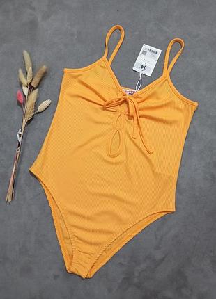 Боди в рубчик с вырезами оранжевый jennyfer