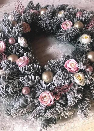 Венок новогодний рождественский elegant из искусственной хвои d-50 см заснеженный4 фото