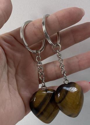 Брелок-оберіг серце з тигрового ока, натуральний коричневий камінь для ключів та сумок, любов у подарунок4 фото