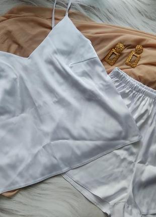 Білосніжна жіноча піжама