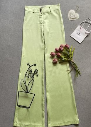 Ідеальні, стильні штани кльош, розкльошені, висока посадка, exclusive collection, салатові, зелені, зі стразами3 фото