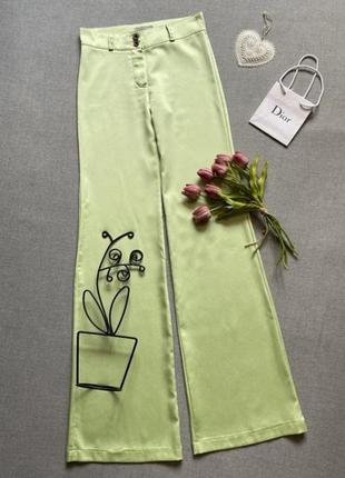 Ідеальні, стильні штани кльош, розкльошені, висока посадка, exclusive collection, салатові, зелені, зі стразами2 фото