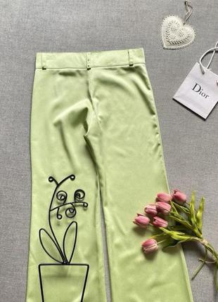 Ідеальні, стильні штани кльош, розкльошені, висока посадка, exclusive collection, салатові, зелені, зі стразами4 фото