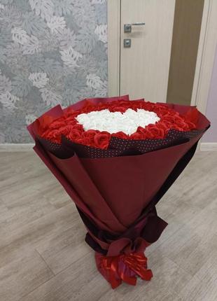 Букет 101 червона мильна троянда в кальці "романтично"1 фото